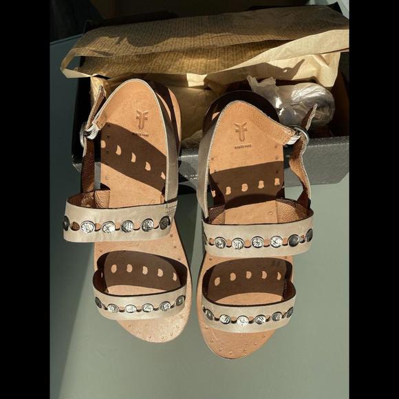 Frye Women's Ally 2 Band Hammered Stud Sling Leather Sandal, Size 9, Gray , New - Picture 4 of 5